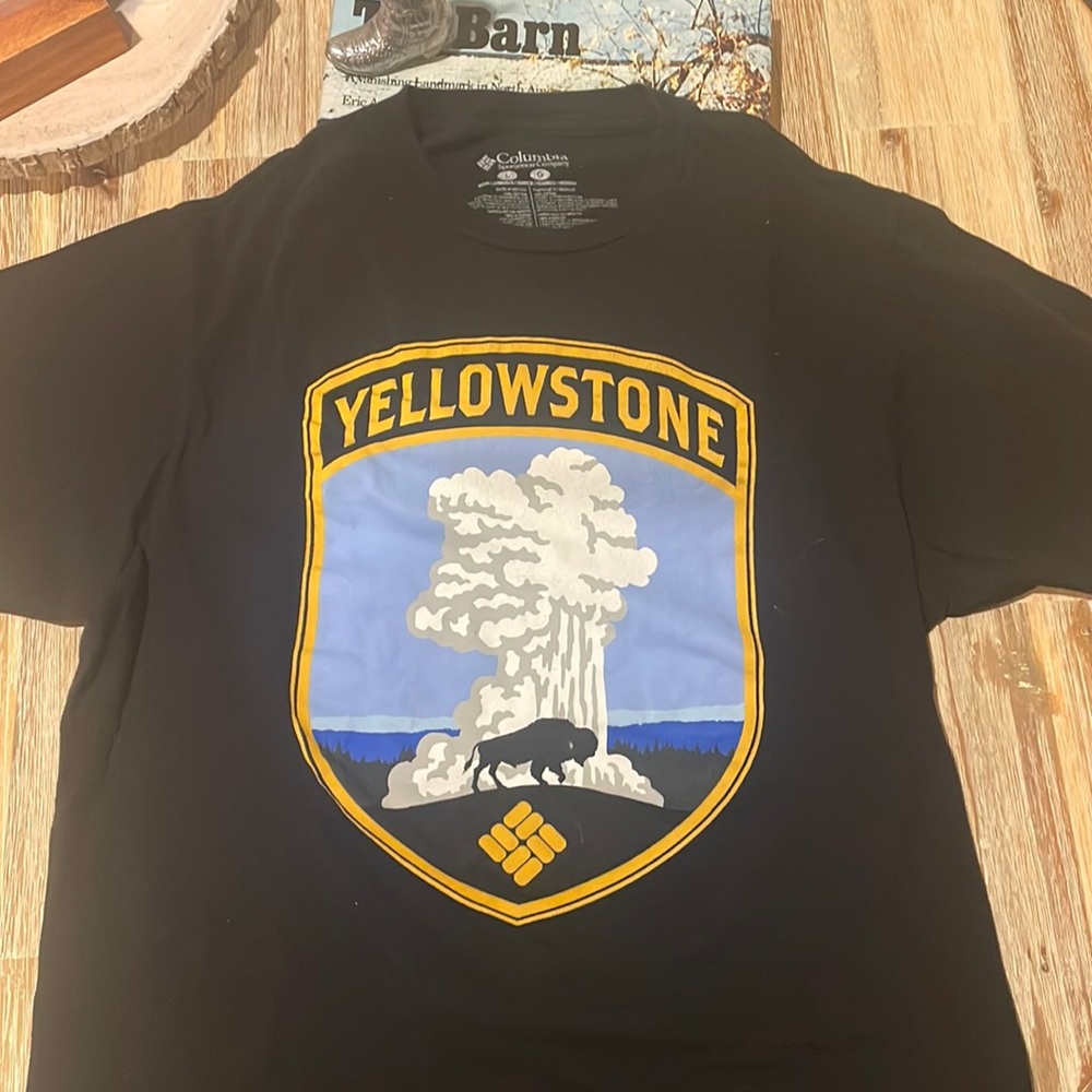 Columbia mens L Yellowstone black tshirt